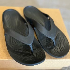 NWOT Crocs Flip Flop Black Women’s Size 6